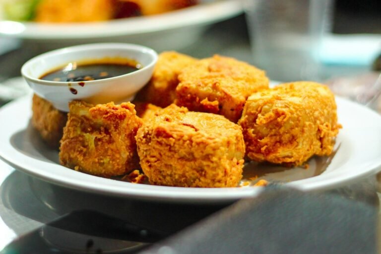 Crispy plant-based meal illustrating air-fried tempeh pieces